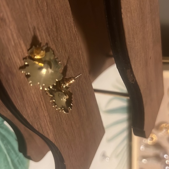 Sunflower Pearl Stud Earrings - Picture 6 of 6